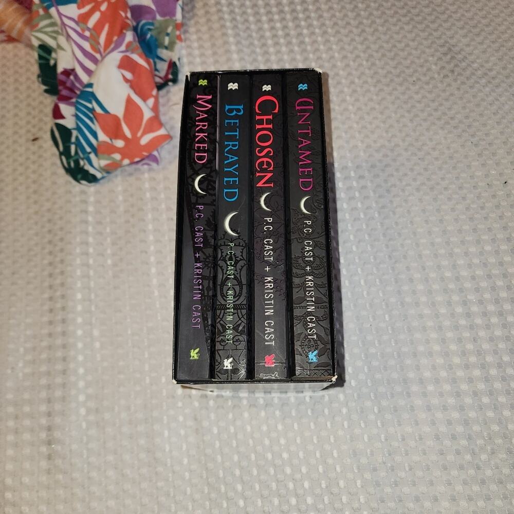 HOUSE OF NIGHT EUC 4 BOOK SET  MARKED  BETRAYED. CHOSEN. UNTAMED